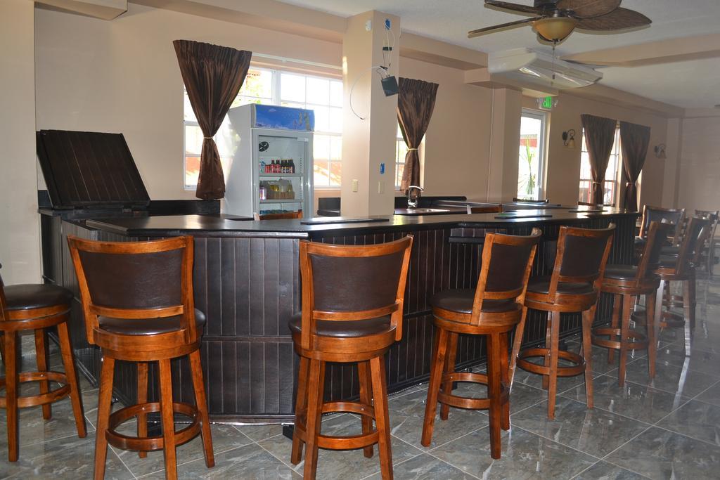 Montecristo Inn Piarco Екстер'єр фото