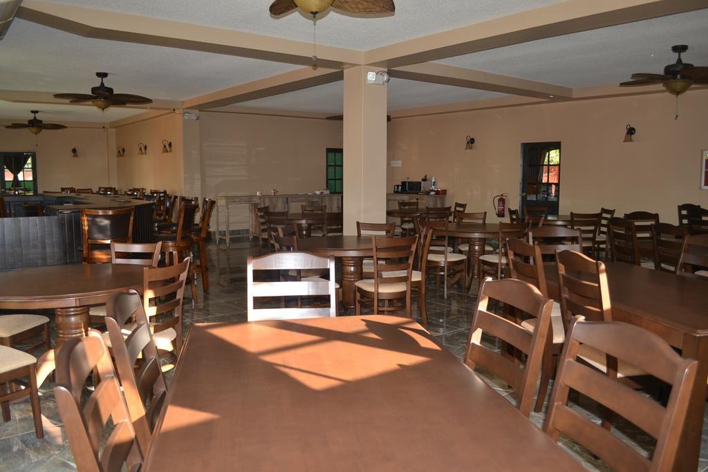 Montecristo Inn Piarco Екстер'єр фото
