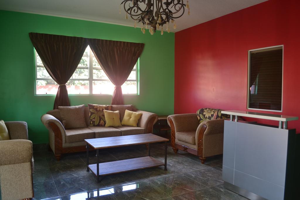Montecristo Inn Piarco Екстер'єр фото