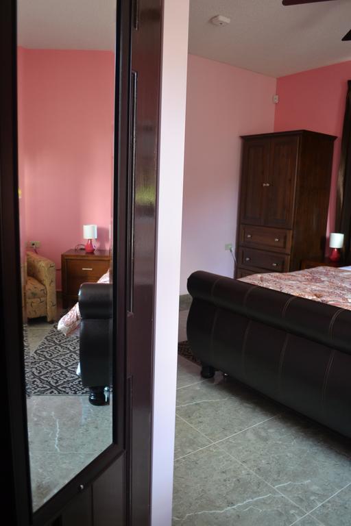 Montecristo Inn Piarco Екстер'єр фото