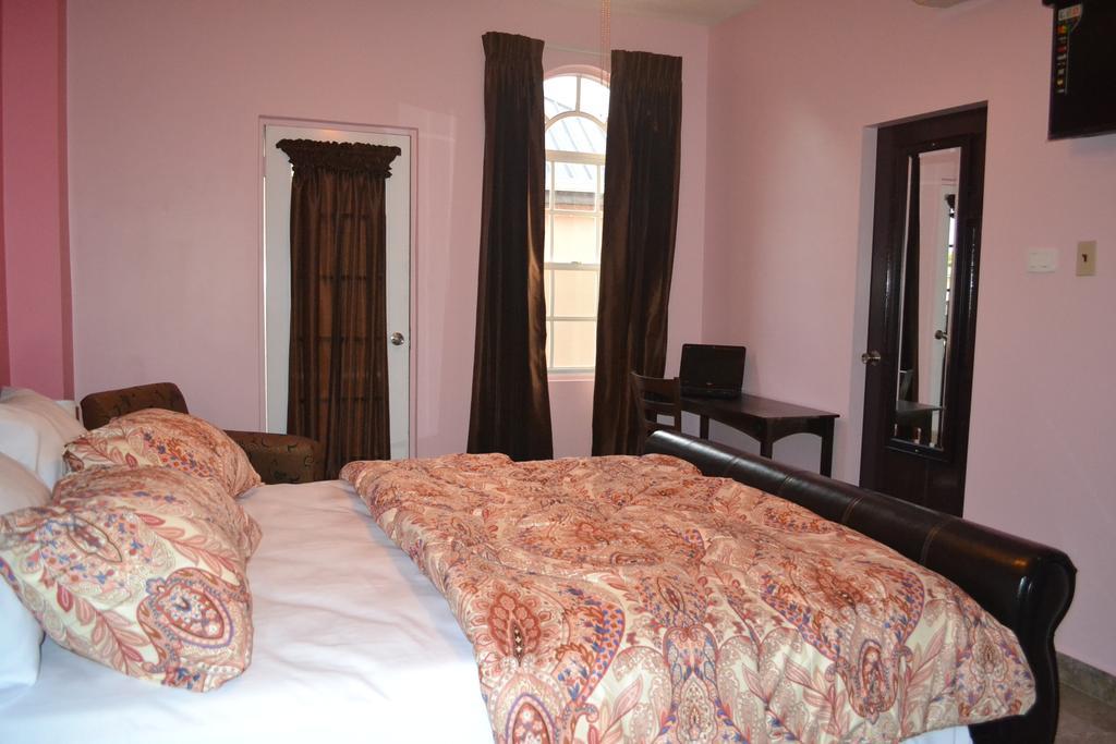 Montecristo Inn Piarco Екстер'єр фото