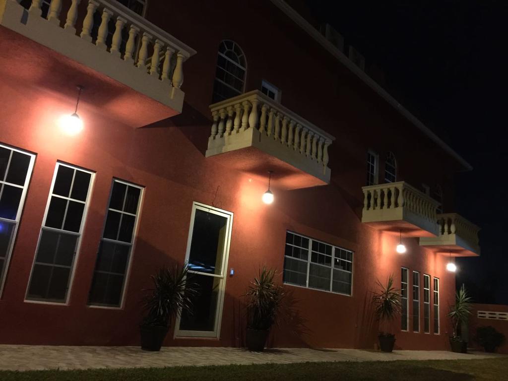 Montecristo Inn Piarco Екстер'єр фото