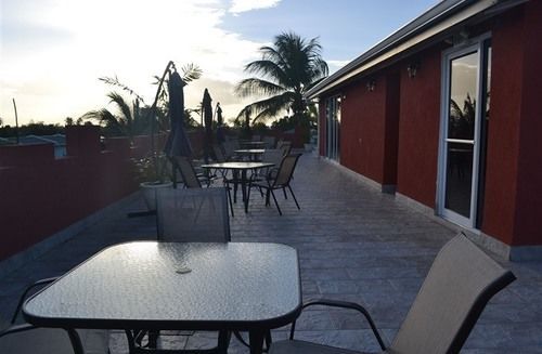 Montecristo Inn Piarco Екстер'єр фото